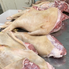 Dê lẩu nguyên con móc hàm